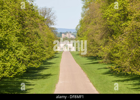 Vue éloignée sur la cathédrale de Ripon de Studley Royal Park, North Yorkshire. Banque D'Images