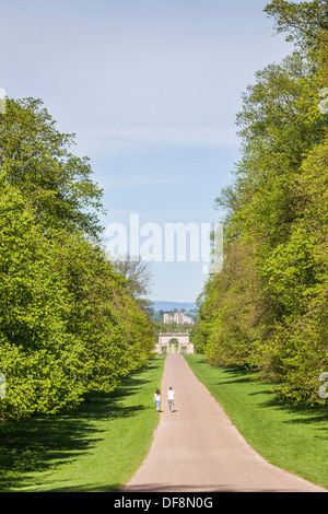 Vue éloignée sur la cathédrale de Ripon de Studley Royal Park, North Yorkshire. Banque D'Images