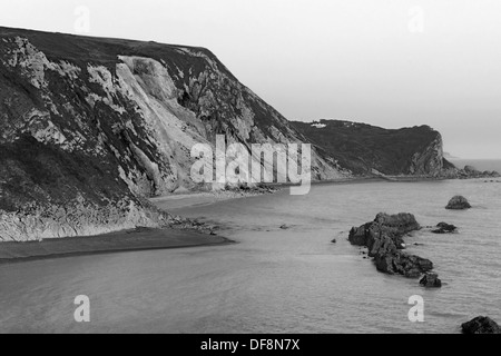 Côté Est de Durdle Door, Durdle Dor, surplombant St Oswald's Bay, Dorset, England, UK (Jurassic Coast) en noir et blanc Banque D'Images