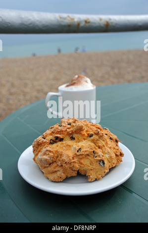 Rock et gâteau cappuccino at an outdoor cafe table Banque D'Images