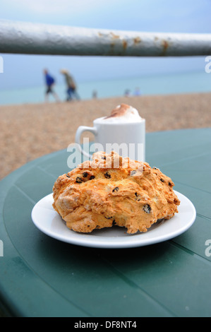 Rock et gâteau cappuccino at an outdoor cafe table Banque D'Images