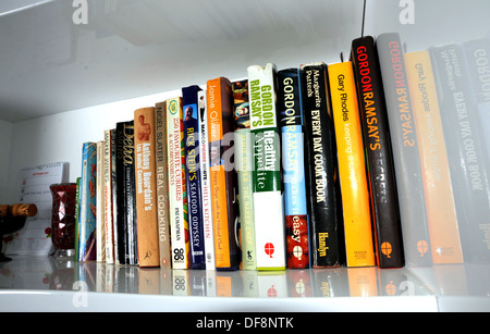 Divers livres de cuisine écrits par chefs y compris Jamie Oliver , Gordon Ramsay et Delia Smith Banque D'Images