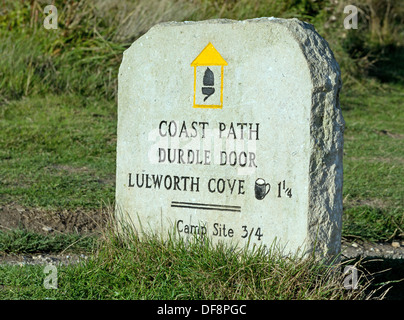 Un vieux sentier en pierre/Route Marker marque la promenade côtière de Lulworth Cove à Durdle Door, Dorset, England, UK. Banque D'Images