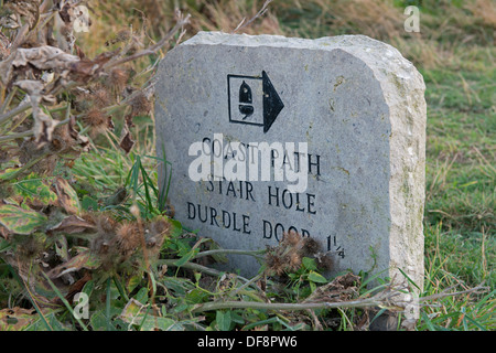 Un vieux sentier en pierre/Route, marqueur marque la promenade côtière de crique de Lulworth Cove à Durdle Door. Dorset, Angleterre, RU Banque D'Images