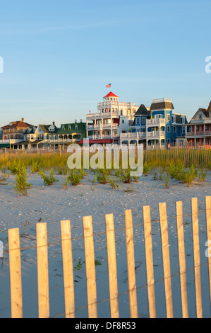 USA New Jersey Cape May NJ N.J. Maisons victoriennes le long Beach Avenue Ave face à l'Océan Atlantique sable de dune fence Banque D'Images