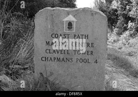 Un vieux sentier en pierre/Route marque le marqueur promenade côtière à tour Clavell, Kimmeridge, Dorset, England, UK.(noir et blanc) Banque D'Images