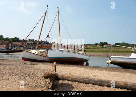 Bateaux dans le quai à Blakeney, Norfolk, Angleterre. Banque D'Images