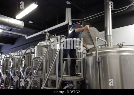 Le maître brasseur de Galaxy Brewing Co. micro-brasserie a l'air dans un réservoir de Binghamton, NY Banque D'Images