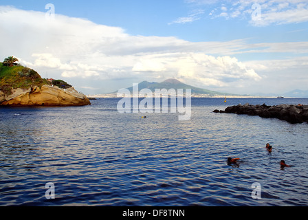 Colline de Posillipo, Naples, Italie : la petite baie de Gaiola, dans l'arrière-plan le Vésuve. Banque D'Images