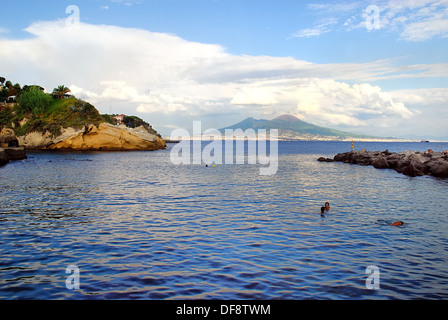 Colline de Posillipo, Naples, Italie : la petite baie de Gaiola, dans l'arrière-plan le Vésuve. Banque D'Images