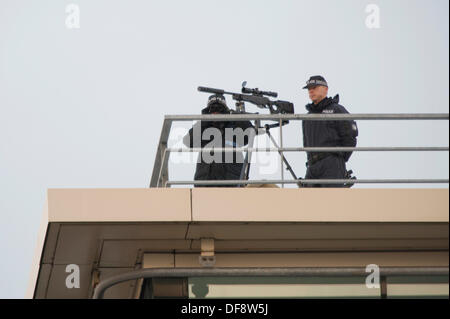 Manchester, UK. Septembre 30, 2013. Deux 'snipers' de la police placé sur le toit de l'hôtel Premier Inn sur la rue en face de la moindre Mosley le parc des expositions Manchester Central observe les rues ci-dessous. Le centre d'exposition a été l'hôte de la conférence du parti conservateur en septembre 2013. Credit : Russell Hart/Alamy Live News. Banque D'Images