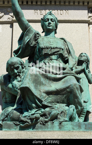 Statue en bronze dans le monument de Monseigneur Ignace Bourget en face de la cathédrale de Montréal, Québec, Canada Banque D'Images
