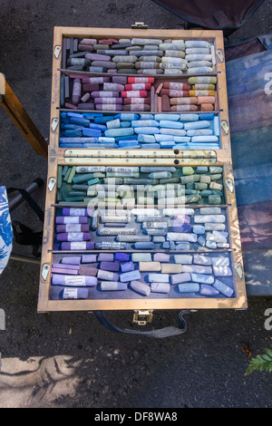 Encore une vie d'une sélection de pastels de l'artiste en préparation pour la création d'un dessin au pastel à Santa Barbara, Californie Banque D'Images