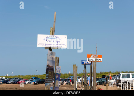 Des excursions à la publicité bateaux voir des phoques du quai Blakeney, Norfolk, Angleterre. Banque D'Images