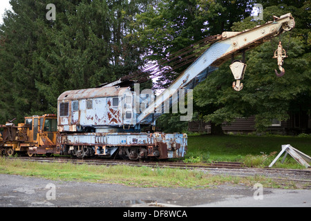 Un chemin de fer rouillé grue est laissés à pourrir dans l'Oneida County, NY Banque D'Images