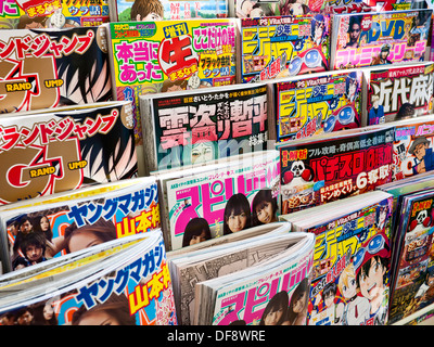 Manga Anime comic books sur l'affichage pour la vente en magasin au Japon. Banque D'Images