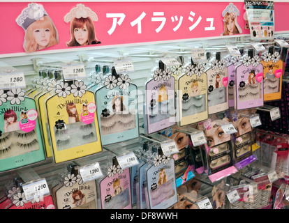 De l'étalage des produits cosmétiques et de maquillage japonais chers in department store au Japon. Banque D'Images