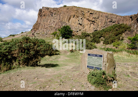 Un chemin à travers le parc Holyrood au centre d'Édimbourg en direction de Salisbury Crags dans la distance. Banque D'Images