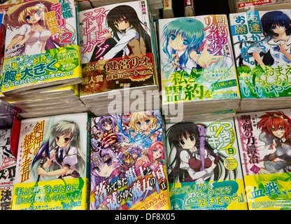  Libros de historietas de manga anime en exhibición para la venta en la tienda en Japón