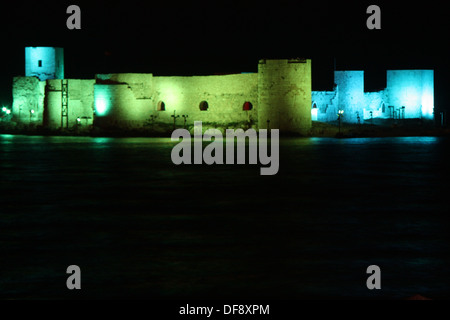 Le premier château de Kizkalesi dans la nuit. Banque D'Images