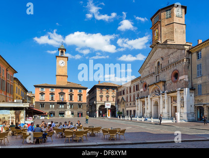 Cafe de la Piazza Prampolini avec le Duomo à droite, Reggio Emila (Reggio nell'Emilia), Emilia Romagna, Italie Banque D'Images