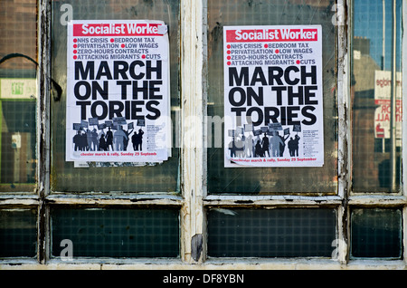 Parti ouvrier socialiste protester affiches sur un bâtiment abandonné sur Leith Walk à Édimbourg. Banque D'Images