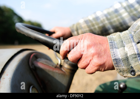 Le conducteur du tracteur Vintage,Southwell de Labour 2013.Dorset, Royaume-Uni. Banque D'Images