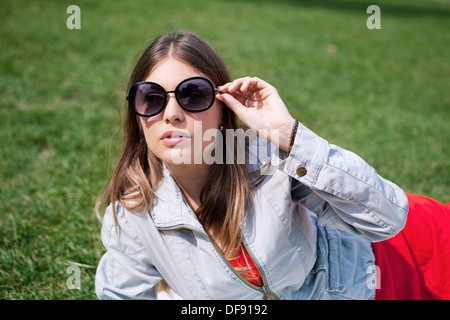 FEMME À L’EXTÉRIEUR Banque D'Images