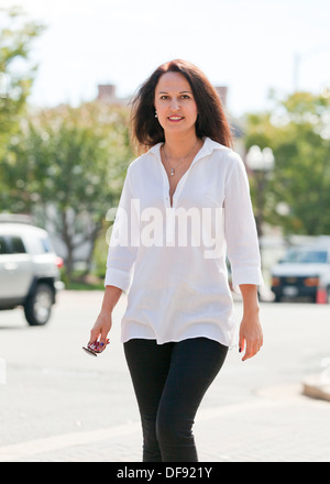 Middle aged woman walking - USA Banque D'Images