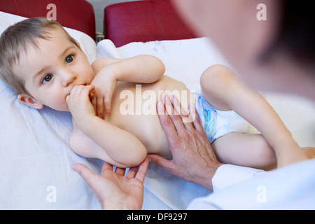 L'abdomen de l'ENFANT SÉMIOLOGIE Banque D'Images