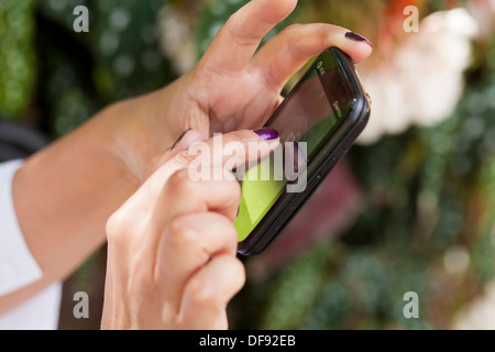 Closeup of woman's hands using smart phone Banque D'Images