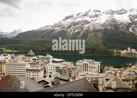 Saint-moritz est une ville de villégiature dans la vallée de l'Engadine en Suisse. Saint-moritz a été la ville hôte pour les 1928 et 1948 Winte Banque D'Images