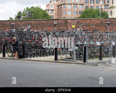 Lignes de bicyclettes à gauche bloquer sont alors que leurs propriétaires font la navette pour ou de la gare de Waterloo à Londres, Angleterre Banque D'Images