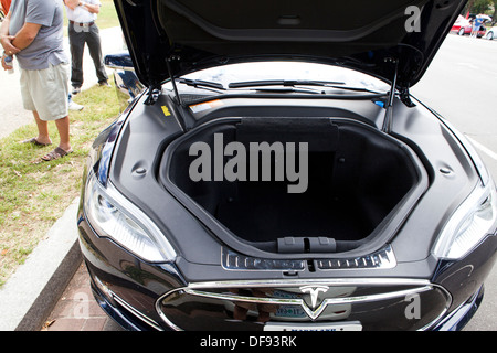 Vide coffre de voiture électrique Tesla Model S Banque D'Images