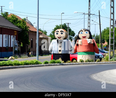 Les chiffres de drôles de bottes de paille dans la rue inviter à Szoreg rose festival près de Szeged en Hongrie Banque D'Images