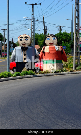 Les chiffres de drôles de bottes de paille dans la rue inviter à Szoreg rose festival près de Szeged en Hongrie Banque D'Images