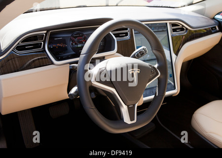 Tesla Model S intérieur de voiture électrique Banque D'Images
