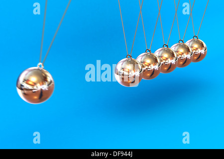 Un rendu 3D colorée Newtons Cradle Illustration sur fond bleu Banque D'Images