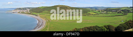 Vue sur Pendinas et Aberystwyth depuis le sud, montrant les pâturages de l'Ystwyth valley avec la ville et le port. Banque D'Images