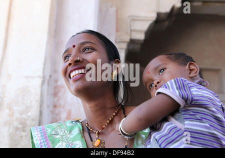 Jeune mère avec enfant à Jaipur, Rajasthan, Inde. Banque D'Images