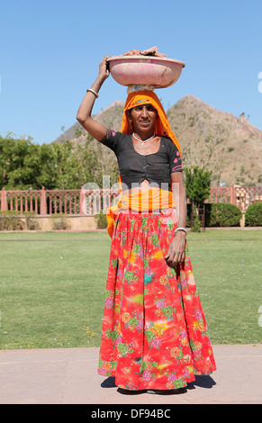 Femme transportant un grand bol rempli de gravats un chantier sur la tête, Jaipur, Rajasthan, Inde, Banque D'Images