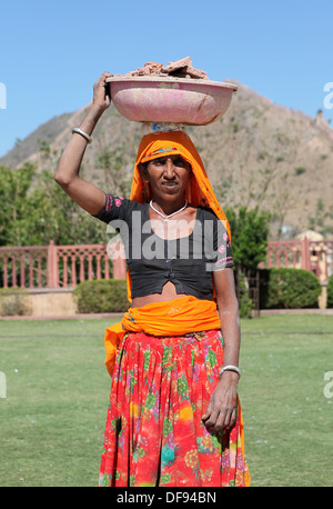 Femme transportant un grand bol rempli de gravats un chantier sur la tête, Jaipur, Rajasthan, Inde, Banque D'Images