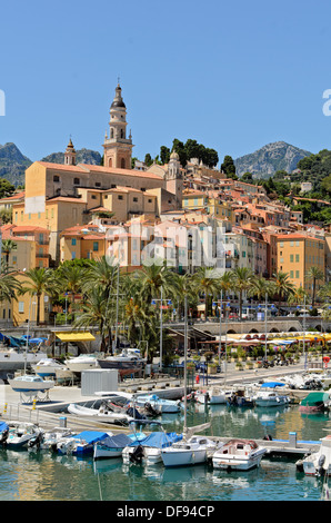 Vue sur le port et la ville de Menton sur la Côte d'Azur en France, vue depuis le port de plaisance Banque D'Images