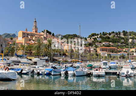 Vue sur le port et la ville de Menton sur la Côte d'Azur en France, vue depuis le port de plaisance Banque D'Images