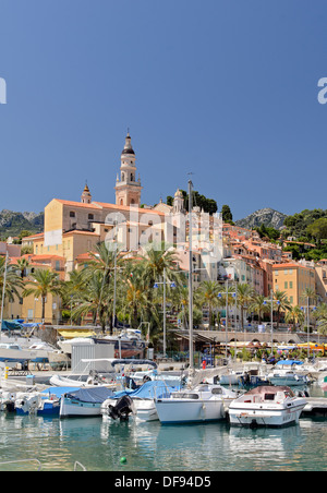 Vue sur le port et la ville de Menton sur la Côte d'Azur en France, vue depuis le port de plaisance Banque D'Images