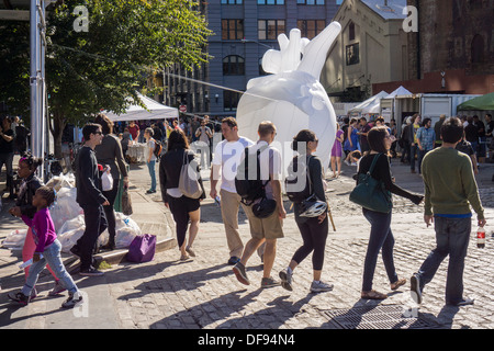 Les visiteurs du quartier de Brooklyn Dumbo à New York au cours de l'Annual Art sous le pont Dumbo Arts Festival Banque D'Images