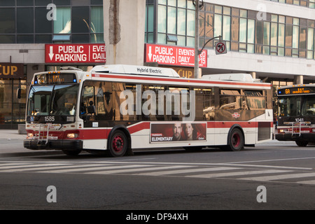 Autobus électrique hybride TTC au centre-ville de Toronto Banque D'Images