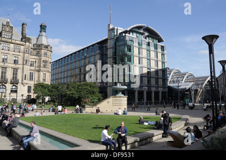 Hôtel de ville de Sheffield, City Centre Mercure Hotel, Peace Gardens, Angleterre espace public du Royaume-Uni Banque D'Images