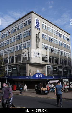 Le Sheffield Co-op Castle House bâtiment sur Snig Hill City centre Angleterre années 1960 architecture brutaliste ancien grand magasin. Sculpture vulcaine Banque D'Images