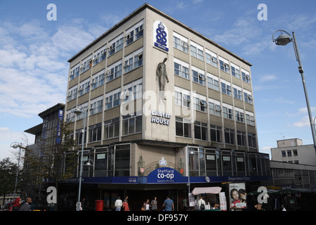 Le Sheffield Co-op Castle House bâtiment sur Snig Hill City centre Angleterre années 1960 architecture brutaliste ancien grand magasin. Sculpture vulcaine Banque D'Images